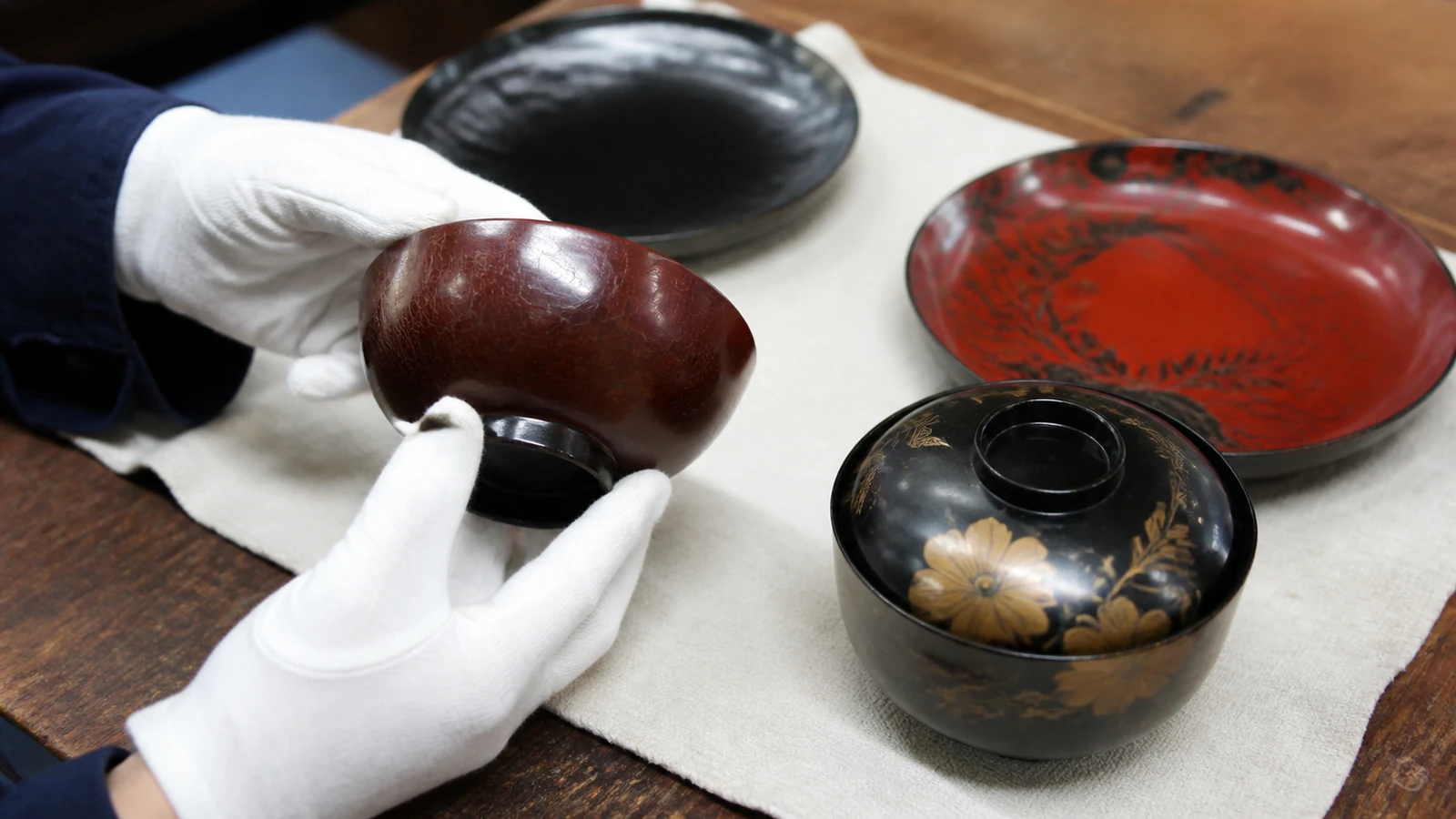 1. まず「本物の漆器かどうか」を確認するを説明するAI生成参考写真