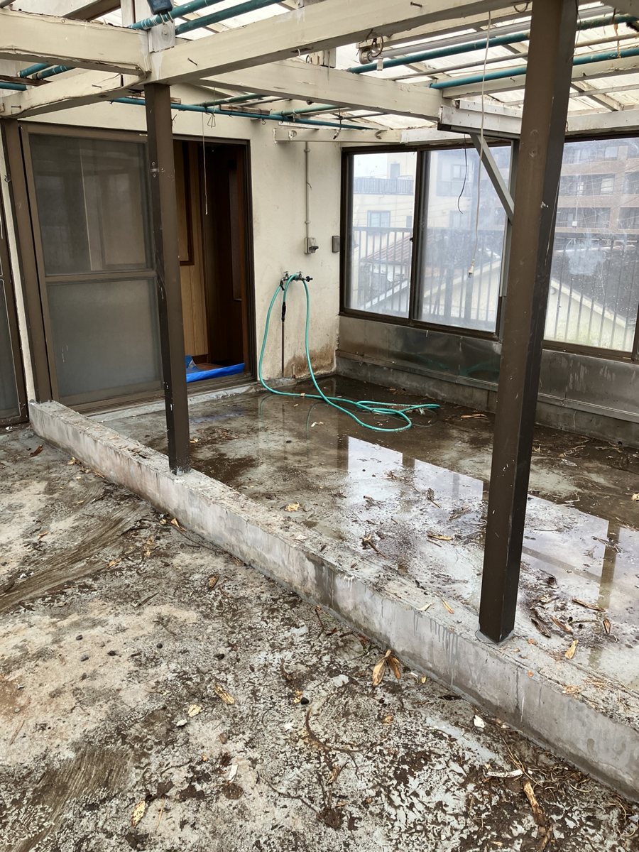 掃除後の屋根骨組み撤去部分