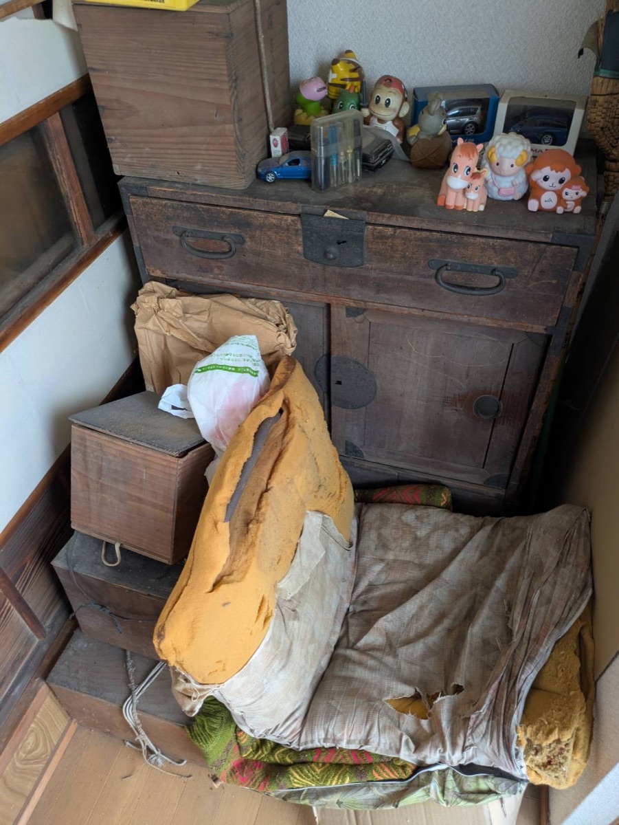 木製収納家具の上に玩具や小物が置かれた室内