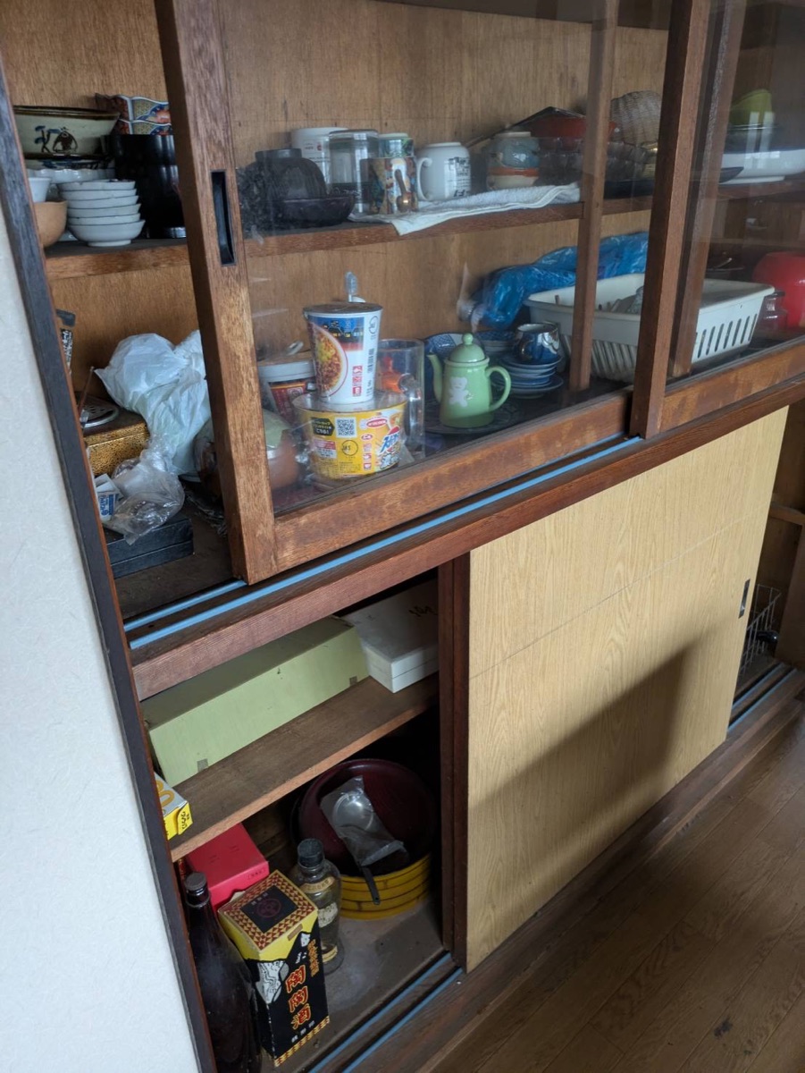 食器や日用品が収められた木製収納棚