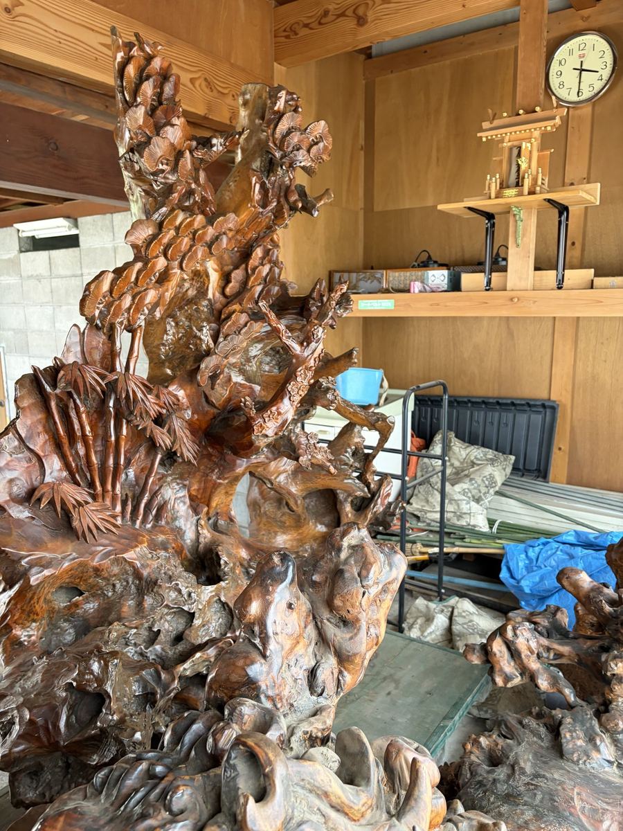 松や竹を細密に彫った大型の根彫り作品