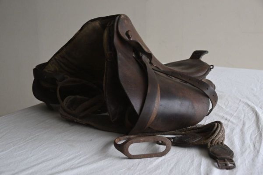 馬具 鞍 本革製 鉄鐙付き 古革 古鉄 武具 時代物