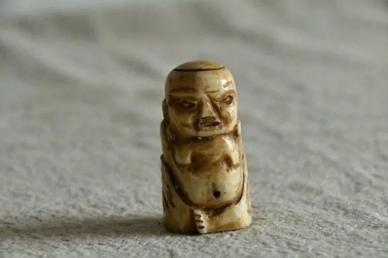 古美術 根付 坊主・達磨 ／ 牙彫りの小品