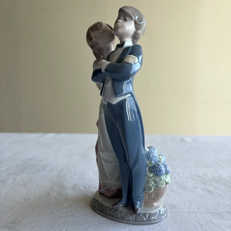 リアドロ(LLADRO) 磁器フィギュリン カップル抱擁 花かご付き モデル5555