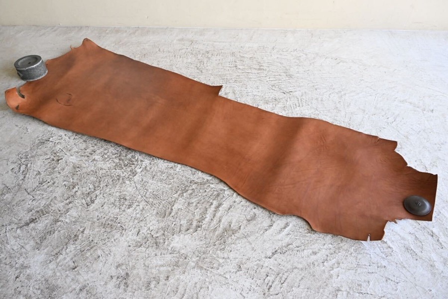 牛革 ヌメ革 一枚革 長尺 約270cm／幅70〜90cm／厚4mm前後 本革 レザークラフト材料