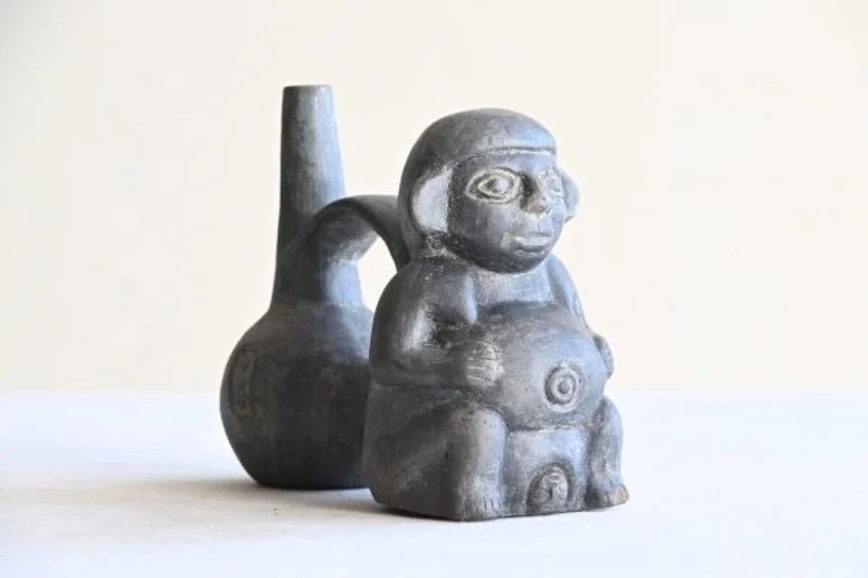古代アンデス 鐙型注口土器 人物坐像 黒陶 儀礼造形